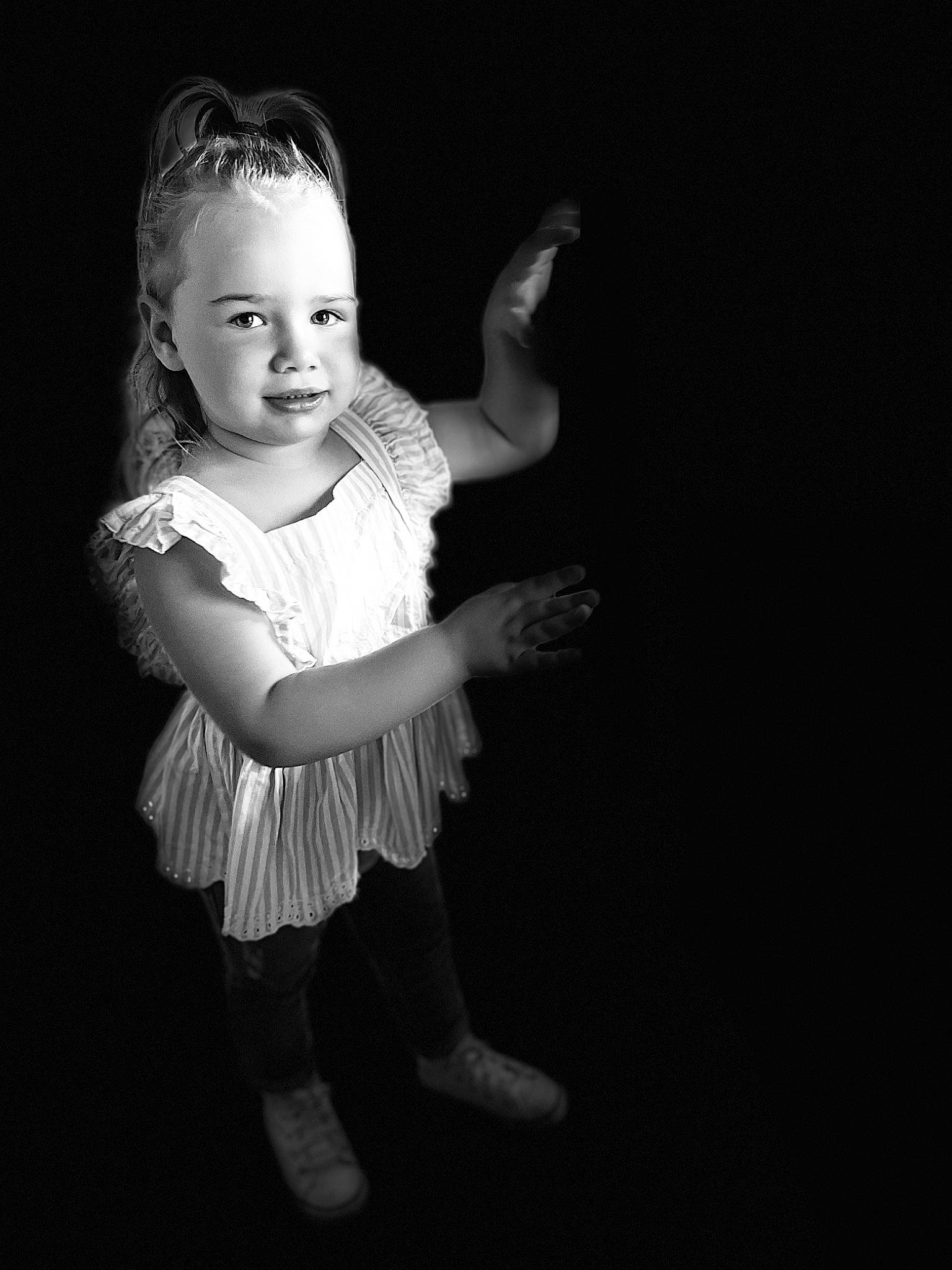 Kamëlya a rejoint le concours — aidez-le/la à gagner de superbes lots ! baby_toddler_clothing, barefoot, black_and_white, child, darkness, elbow, flash_photography, fun, gesture, grass, happy, human_leg, monochrome, monochrome_photography, person, portrait_photography, sitting, sleeve, smile, style