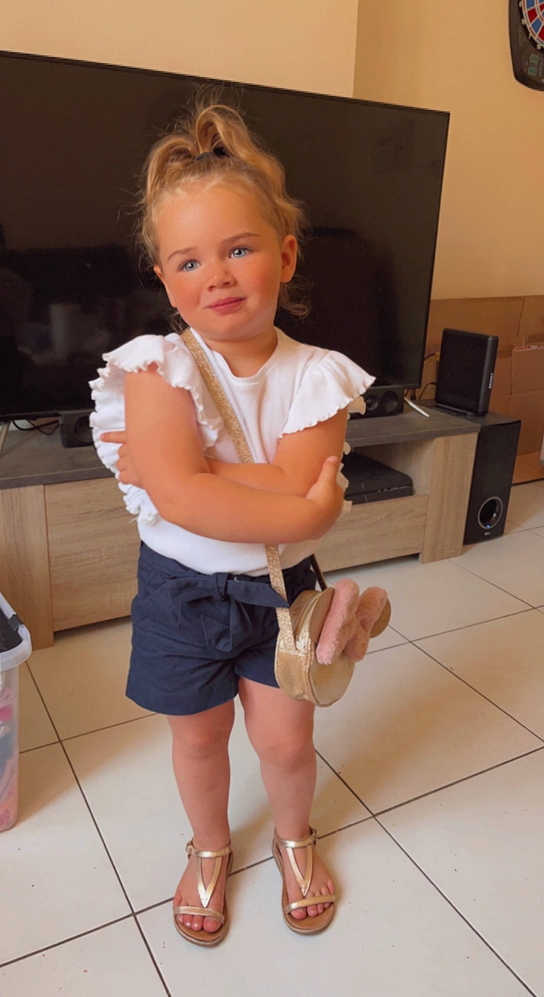 Kamëlya participe au concours pour gagner de l'argent avec cette photo : baby_toddler_clothing, blond, face, flooring, foot, hair, hand, head, human_leg, joint, knee, person, shorts, sleeve, standing, t_shirt, thigh, thumb, toddler, trunk