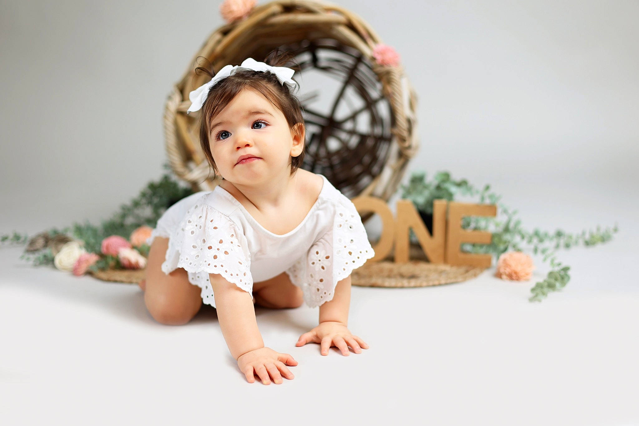éléna a rejoint le concours — aidez-le/la à gagner de superbes lots ! baby, baby_toddler_clothing, child, facial_expression, fashion_accessory, flash_photography, flooring, fun, grass, hair_accessory, happy, headband, headpiece, peach, person, room, sitting, sleeve, textile, toddler