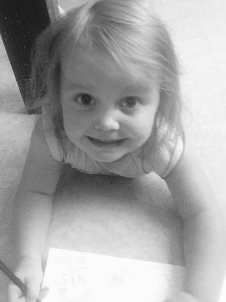 Cassidy a rejoint le concours — aidez-le/la à gagner de superbes lots ! baby, baby_toddler_clothing, blond, child, child_model, eyebrow, iris, lip, monochrome, person, photograph, portrait, portrait_photography, snapshot, toddler