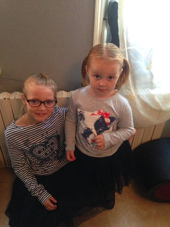 Cassidy a rejoint le concours — aidez-le/la à gagner de superbes lots ! baby, baby_toddler_clothing, blond, child, day_dress, head, joy, living_room, mouth, nose, one_piece_garment, person, shoulder, toddler, trunk