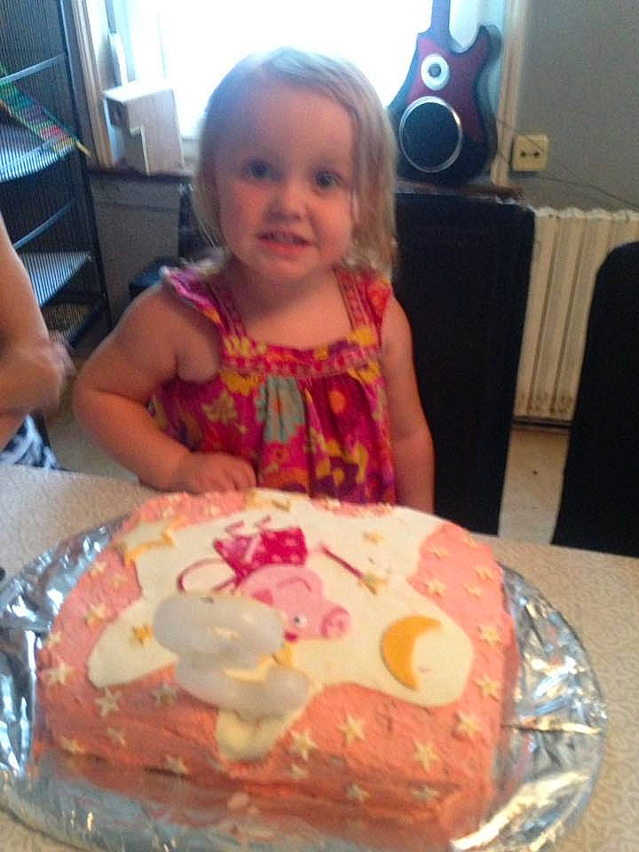 Cassidy participe au concours pour gagner de l'argent avec cette photo : baby_toddler_clothing, baked_goods, baking, birthday_cake, cake, cake_decorating, cuisine, dessert, food, icing, ingredient, kuchen, mouth, nose, party, person, plate, sugar_cake, sweetness, table