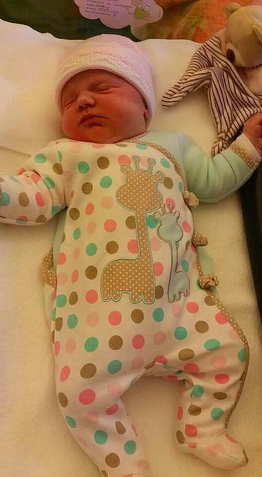 Cassidy a rejoint le concours — aidez-le/la à gagner de superbes lots ! baby, baby_products, baby_sleeping, baby_toddler_clothing, beanie, headwear, linens, nightwear, nose, pattern, peach, person, polka_dot