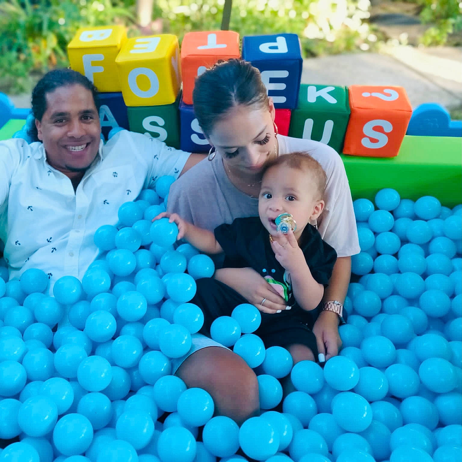 Cassius is registered to the contest to win money with this photo: aqua, balloon, blue, child, clothing, electric_blue, event, facial_expression, fun, grass, green, happy, joy, leisure, organ, party_supply, person, smile, t_shirt, toddler