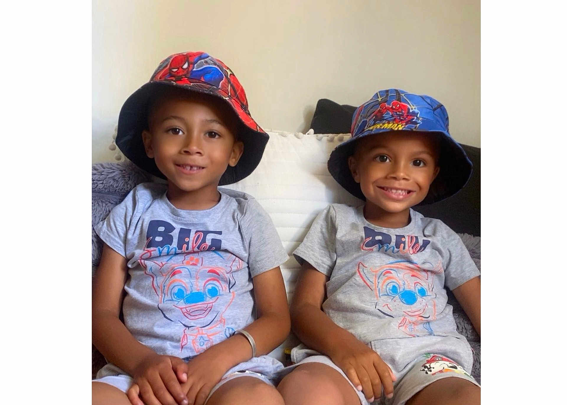 Aymen Et Késsim participe au concours pour gagner de l'argent avec cette photo : boy, brothers, bucket_hat, casual_clothing, child, couch, cute, face, happy, home, indoor, paw_patrol, pillow, portrait, shorts, sitting, smiling, spiderman, tshirt, two_people