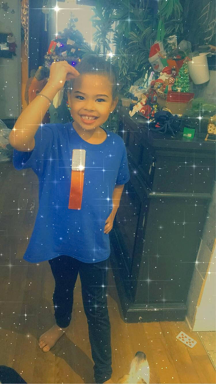 Kyra participe au concours pour gagner de l'argent avec cette photo : blurred, child, christmas_ornament, electric_blue, event, eye, fun, happy, holiday, joy, leisure, party_supply, pattern, person, plastic, play, smile, standing, t_shirt, toddler