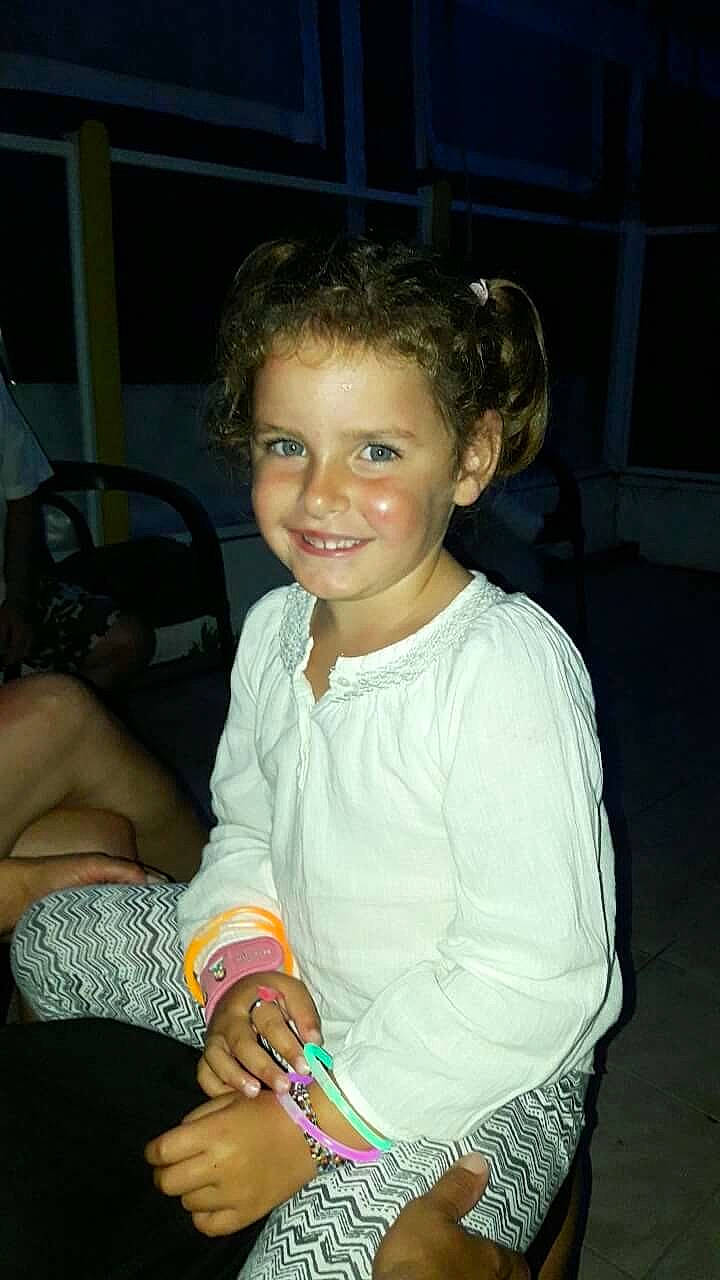 Mylena participe au concours pour gagner de l'argent avec cette photo : arm, beauty, child, day, facial_expression, fashion_accessory, fun, girl, hair, hairstyle, human_body, human_hair_color, joy, leg, person, product, shoulder, sitting, skin, smile