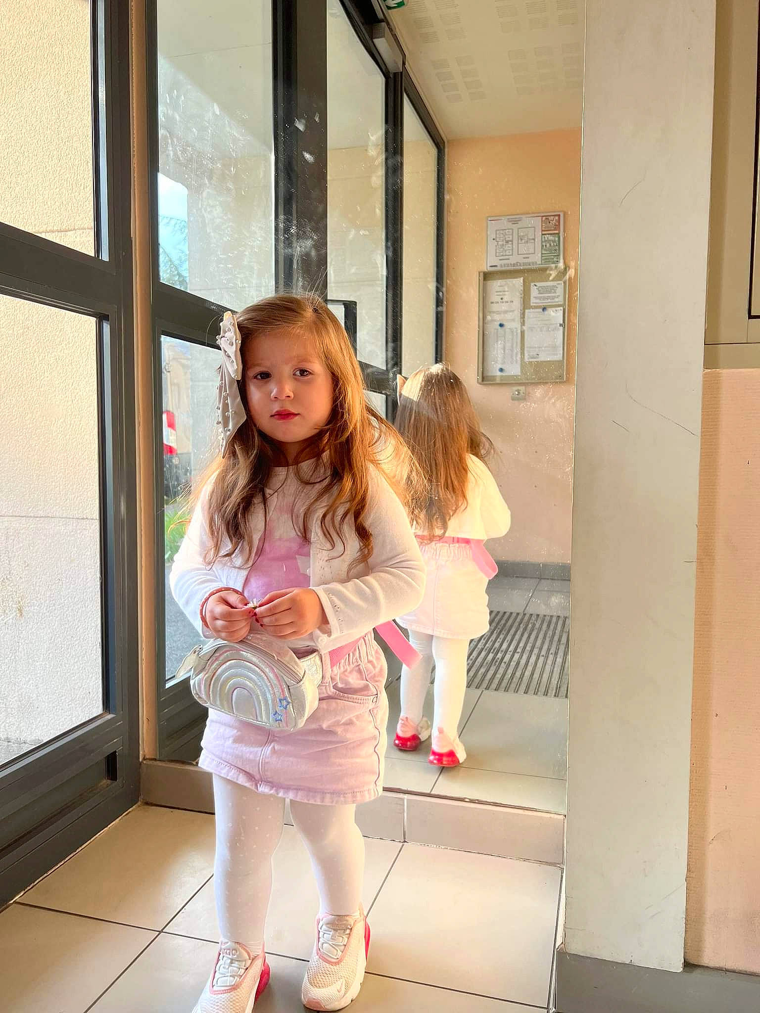 Melina participe au concours pour gagner de l'argent avec cette photo : baby_toddler_clothing, bag, beauty, boot, child, door, floor, flooring, foot, happy, human_leg, knee, luggage_and_bags, person, sandal, sleeve, sock, thigh, toddler, waist