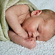 Timéo a rejoint le concours — aidez-le/la à gagner de superbes lots ! newborn, baby, infant, blanket, sleeping, soft, skin, face, head, resting, lying_down, close_up, peaceful, cute, small, wrapped, indoors, texture, comfort, portrait