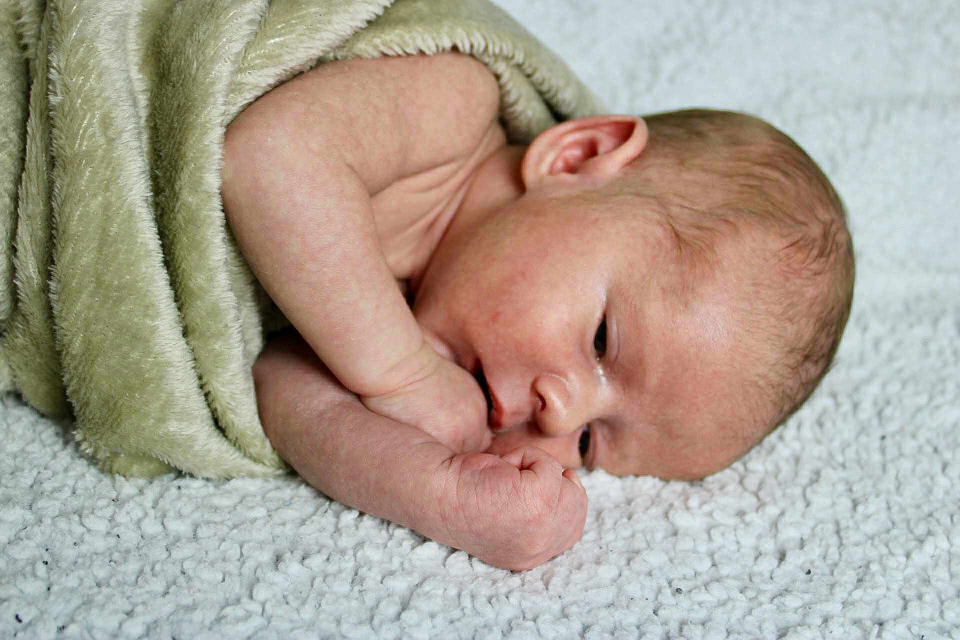 Timéo a rejoint le concours — aidez-le/la à gagner de superbes lots ! newborn, baby, infant, blanket, sleeping, soft, skin, face, head, resting, lying_down, close_up, peaceful, cute, small, wrapped, indoors, texture, comfort, portrait