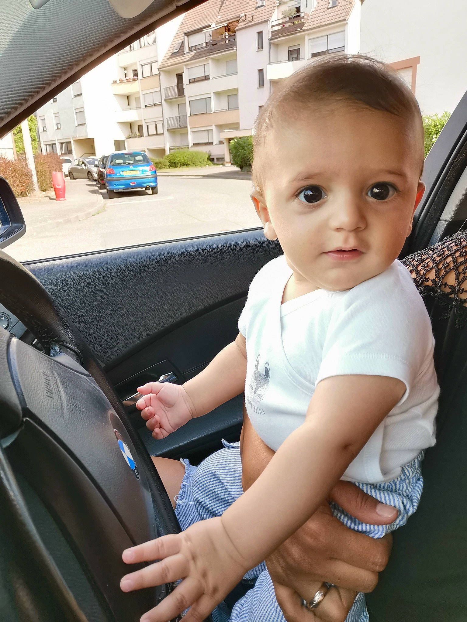 Can a rejoint le concours — aidez-le/la à gagner de superbes lots ! auto_part, automotive_design, automotive_exterior, automotive_mirror, baby, baby_toddler_clothing, building, car, car_seat, car_seat_cover, hand, head_restraint, motor_vehicle, person, personal_luxury_car, steering_wheel, toddler, vehicle, vehicle_door, window