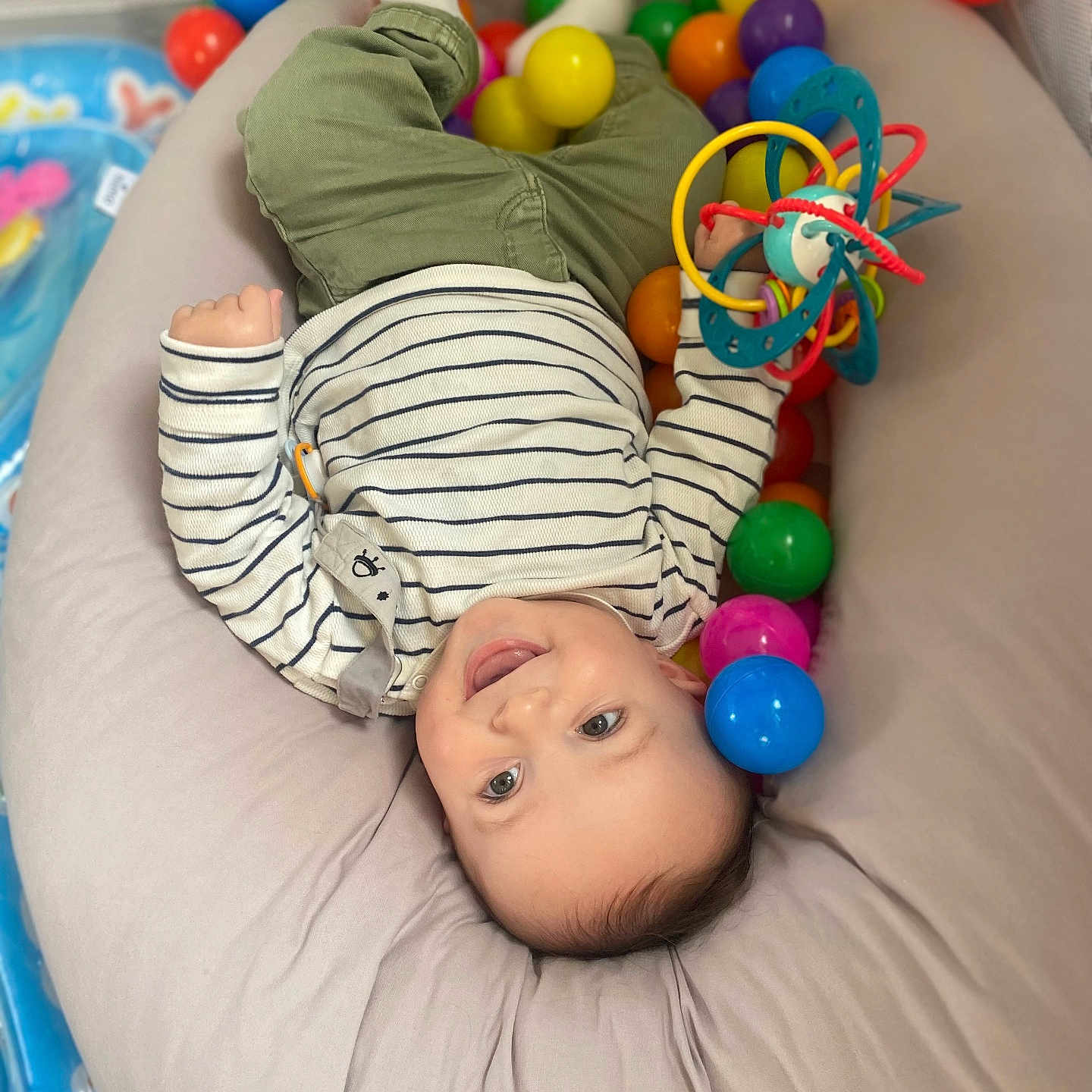 Andrea a rejoint le concours — aidez-le/la à gagner de superbes lots ! baby, bed, bedroom, couch, crib, cushion, face, furniture, head, homedecor, indoors, infantbed, newborn, person, photography, playarea, portrait, quilt, sleeping, toy