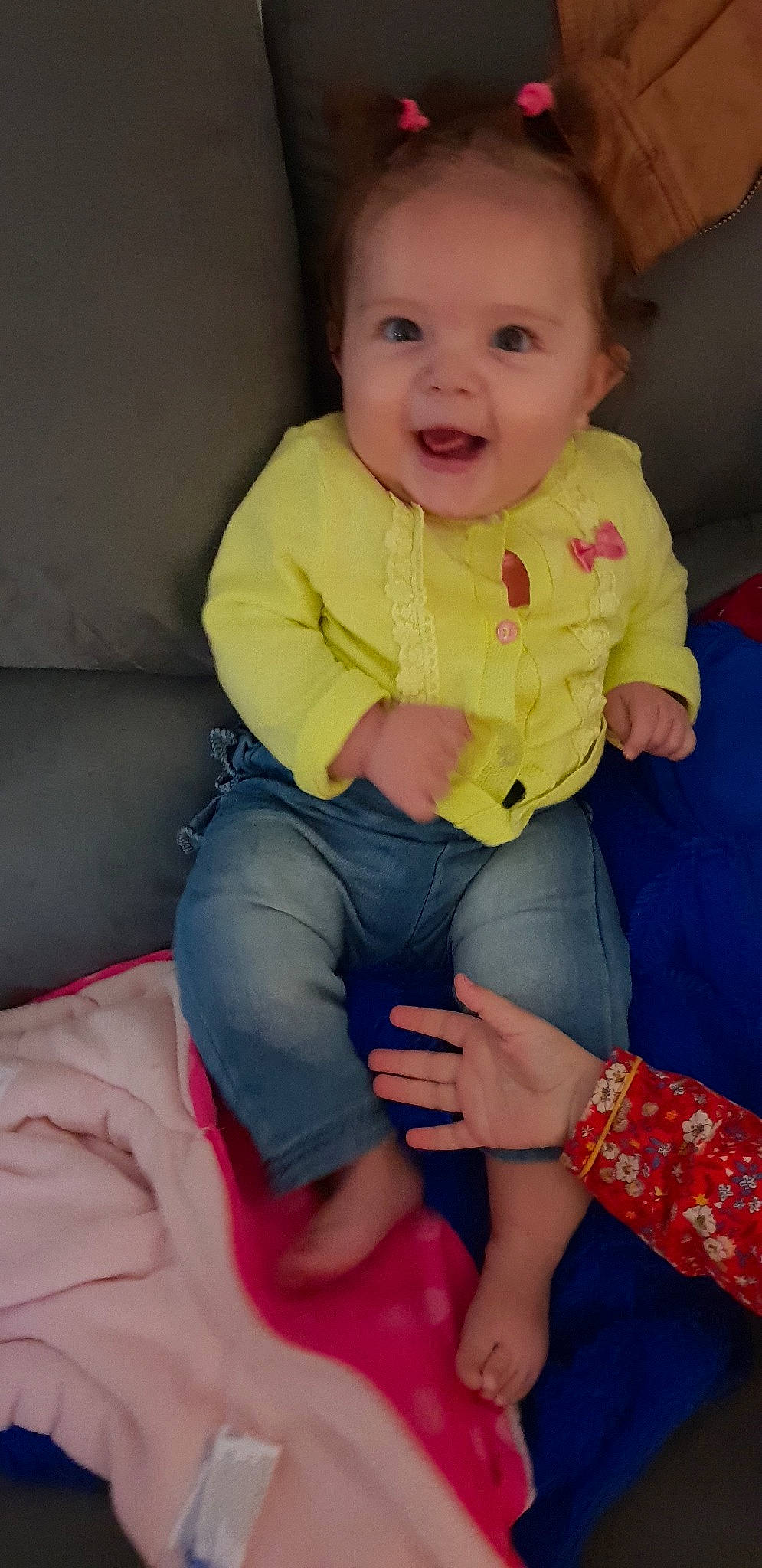 Emmy a rejoint le concours — aidez-le/la à gagner de superbes lots ! baby, cheek, child, eye, leg, lip, person, sitting, skin, smile, toddler