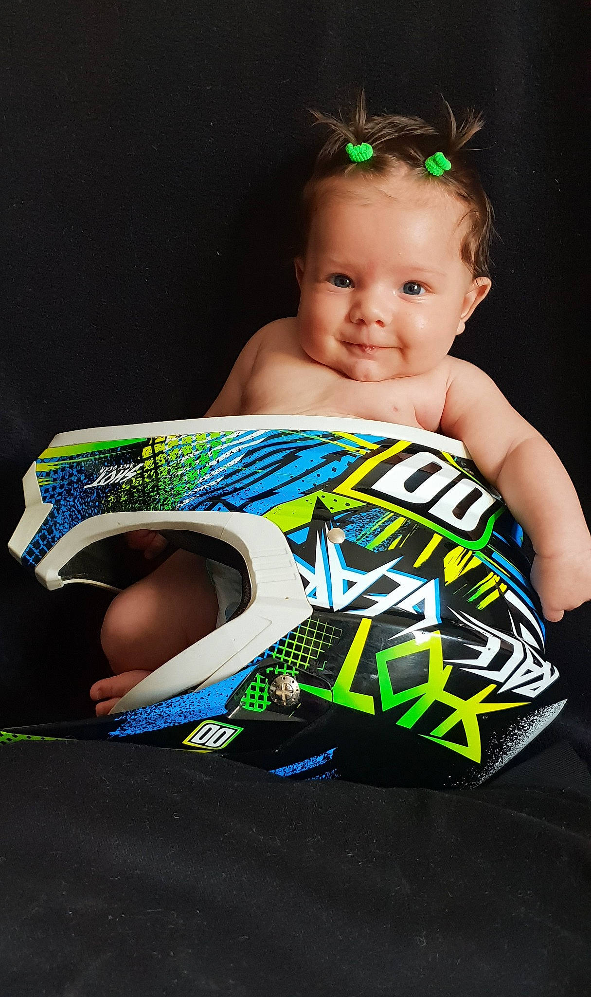 Emmy participe au concours pour gagner de l'argent avec cette photo : arm, baby, child, child_model, green, head, joy, person, personal_protective_equipment, photography, play, product, toddler