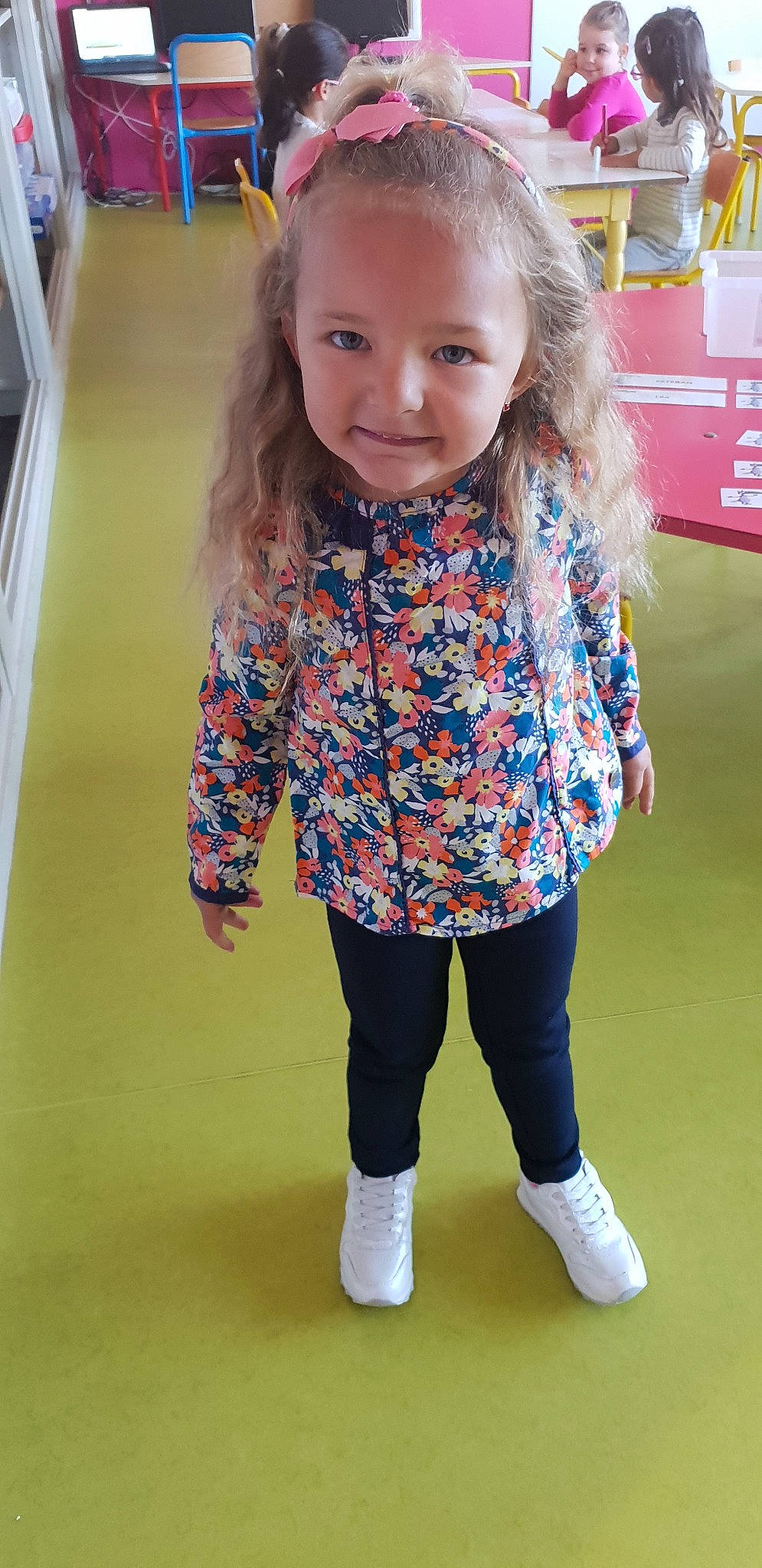 Lola a rejoint le concours — aidez-le/la à gagner de superbes lots ! baby, child, child_model, clothing, footwear, joy, leggings, outerwear, pattern, person, sleeve, toddler, yellow