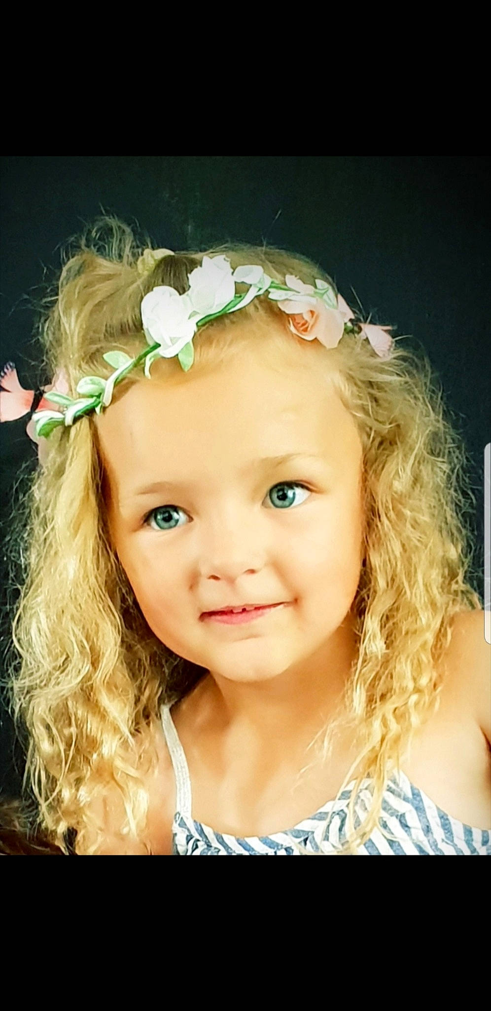 Lola participe au concours pour gagner de l'argent avec cette photo : blond, brown_hair, cheek, child, child_model, crown, face, fashion_accessory, forehead, hair, hair_accessory, hairstyle, head, headband, headgear, headpiece, joy, long_hair, person, photography