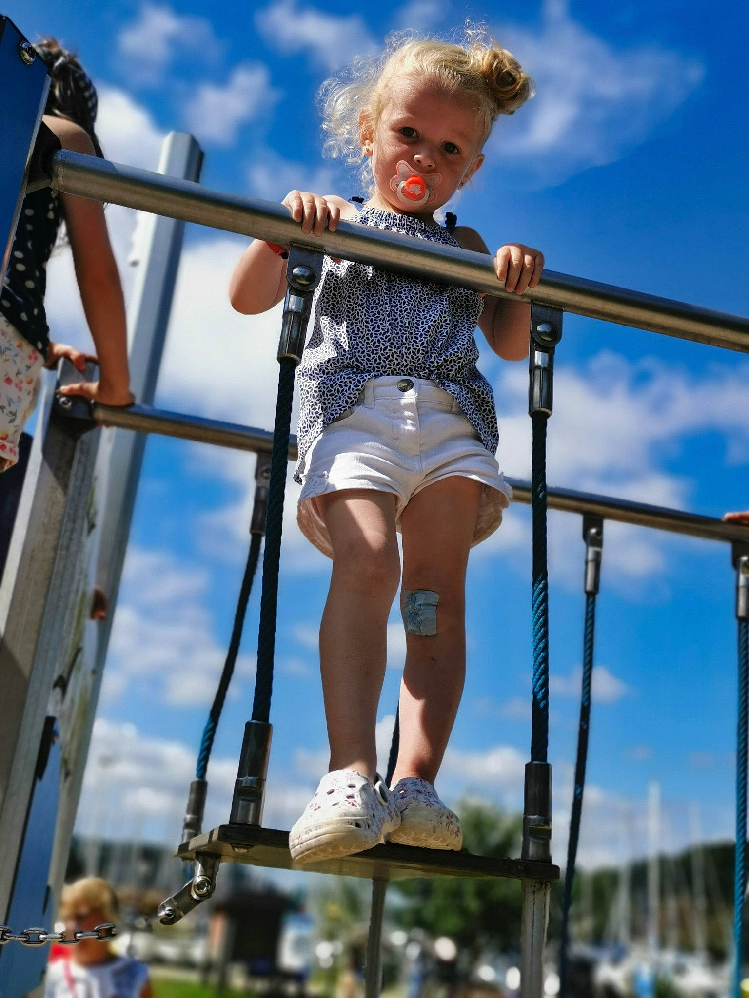 Kyra participe au concours pour gagner de l'argent avec cette photo : blue, city, cloud, daytime, electric_blue, foot, fun, happy, human_leg, leisure, person, photograph, pole, recreation, sandal, sky, summer, thigh, travel, vacation