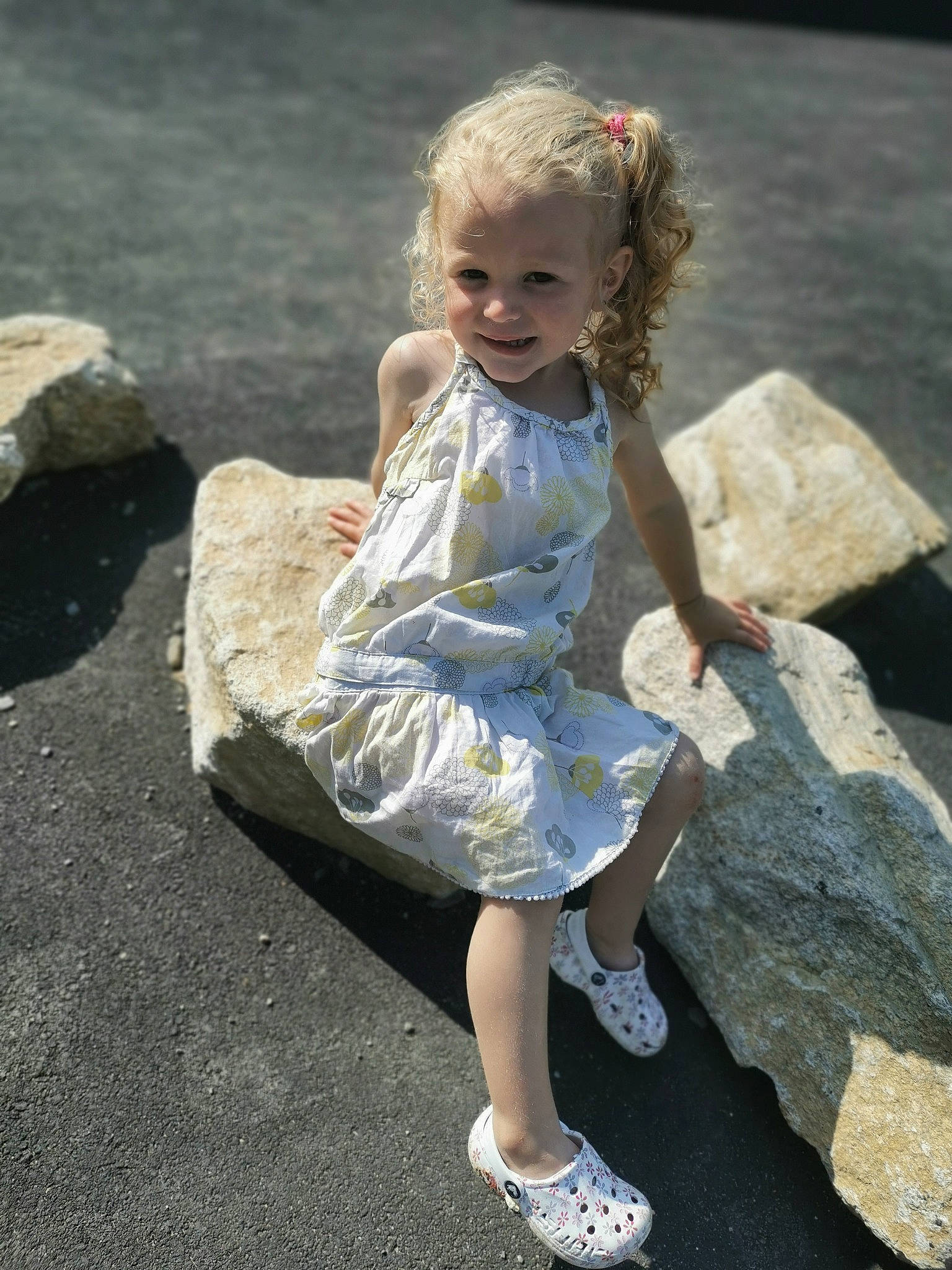 Kyra a rejoint le concours — aidez-le/la à gagner de superbes lots ! asphalt, blond, dress, eye, flash_photography, footwear, fun, grass, hair, happy, head, human_body, human_leg, joy, leg, leisure, people_in_nature, person, road_surface, sandal