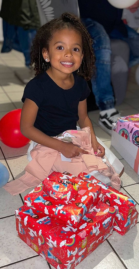 Maïna a rejoint le concours — aidez-le/la à gagner de superbes lots ! balloon, blue, box, child, event, fun, happy, holiday, joy, leisure, organ, party_supply, people, person, pink, plastic_bag, public_space, recreation, red, smile