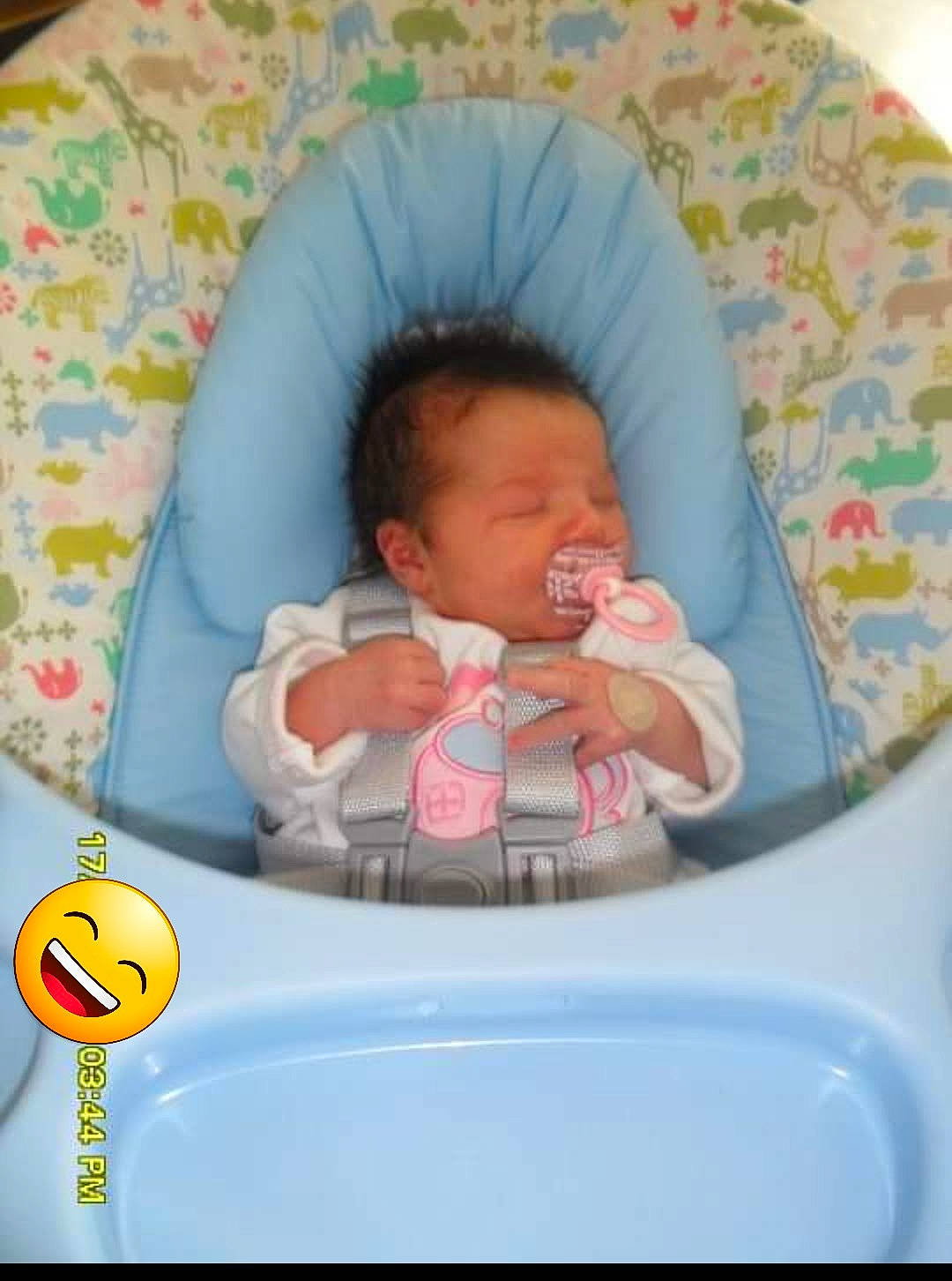 Lenais a rejoint le concours — aidez-le/la à gagner de superbes lots ! baby, baby_products, baby_safety, baby_sleeping, baby_toddler_clothing, baby_toys, bathing, bedtime, child, comfort, infant_bed, linens, orange, person, pink, play, product, room, sitting, sleep