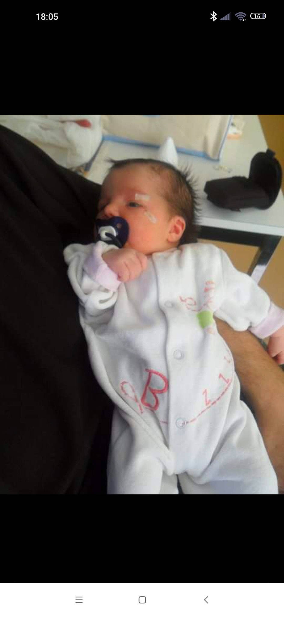 Lenais participe au concours pour gagner de l'argent avec cette photo : baby, baby_products, baby_toddler_clothing, cheek, child, comfort, drinkware, fun, gesture, linens, person, room, sitting, sleeve, t_shirt, thumb, toddler