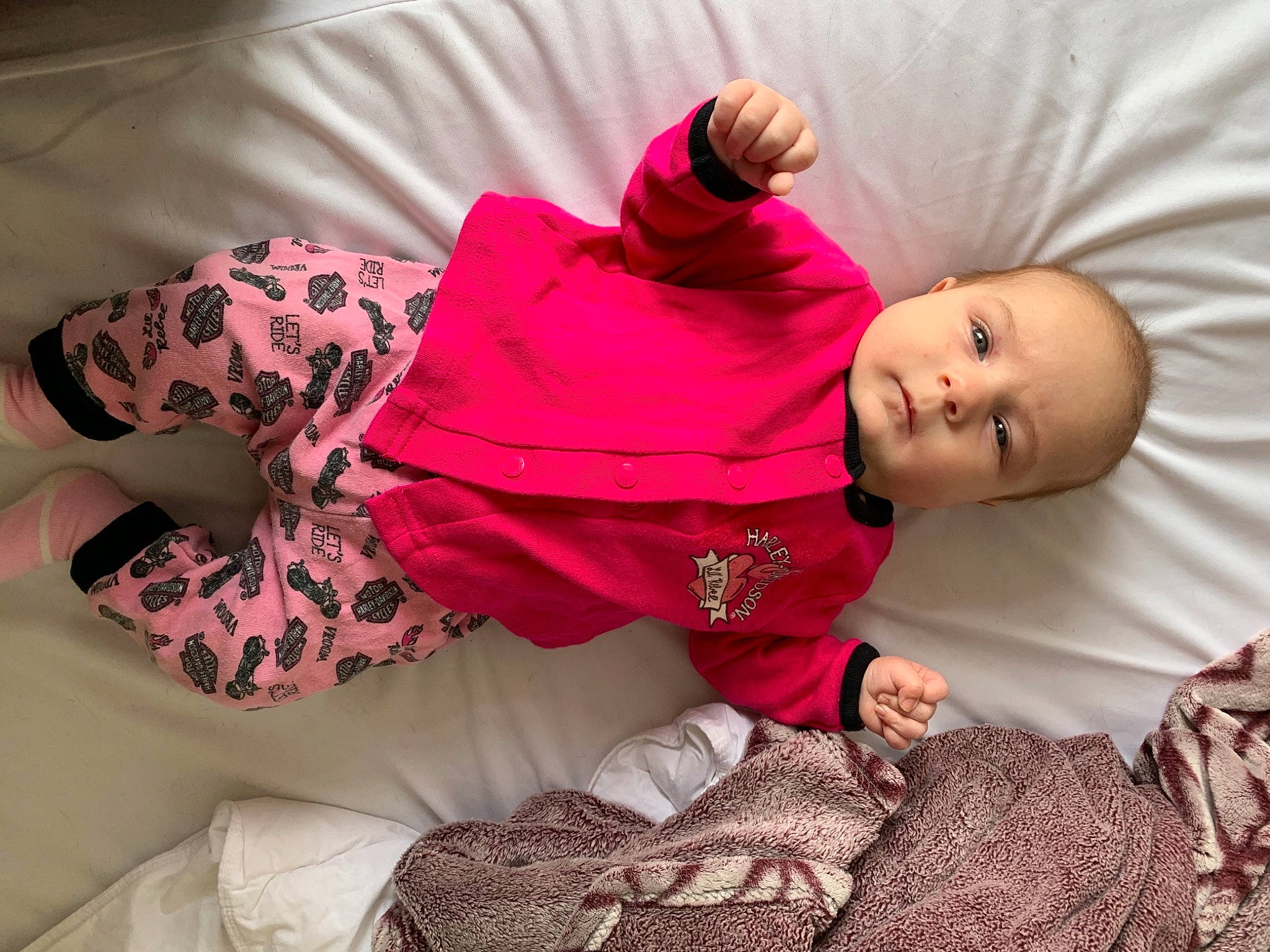 Maddy a rejoint le concours — aidez-le/la à gagner de superbes lots ! arm, baby, baby_toddler_clothing, child, comfort, eye, face, finger, hand, happy, human_body, joint, linens, magenta, person, pink, skin, sleeve, smile, textile