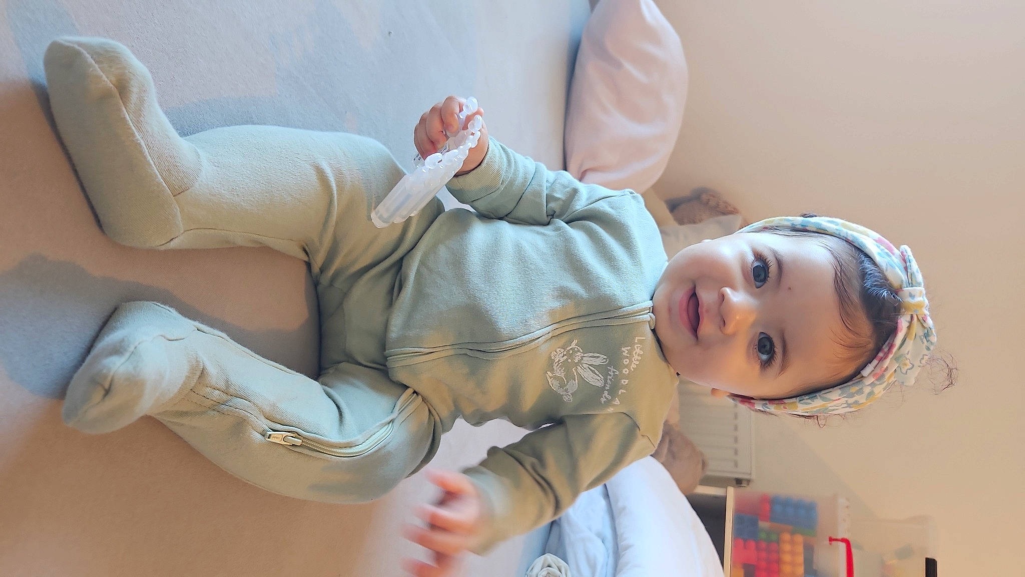 Jade participe au concours pour gagner de l'argent avec cette photo : arm, child, comfort, elbow, finger, gesture, hand, happy, human_body, human_leg, joint, knee, leg, mouth, person, skin, sleeve, smile, thigh, toddler