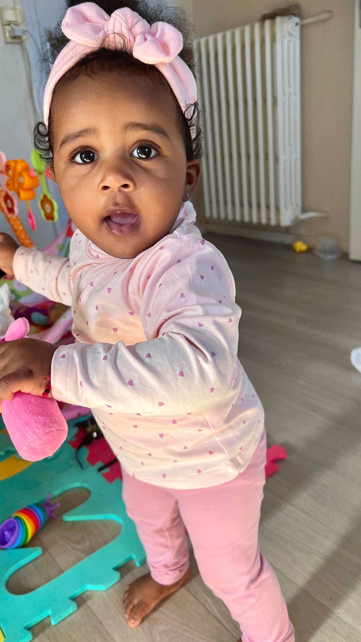 Jihan Alaia participe au concours pour gagner de l'argent avec cette photo : baby, baby_toddler_clothing, cheek, child, eye, flooring, fun, hand, happy, magenta, nose, pattern, person, pink, play, purple, sitting, skin, sleeve, smile