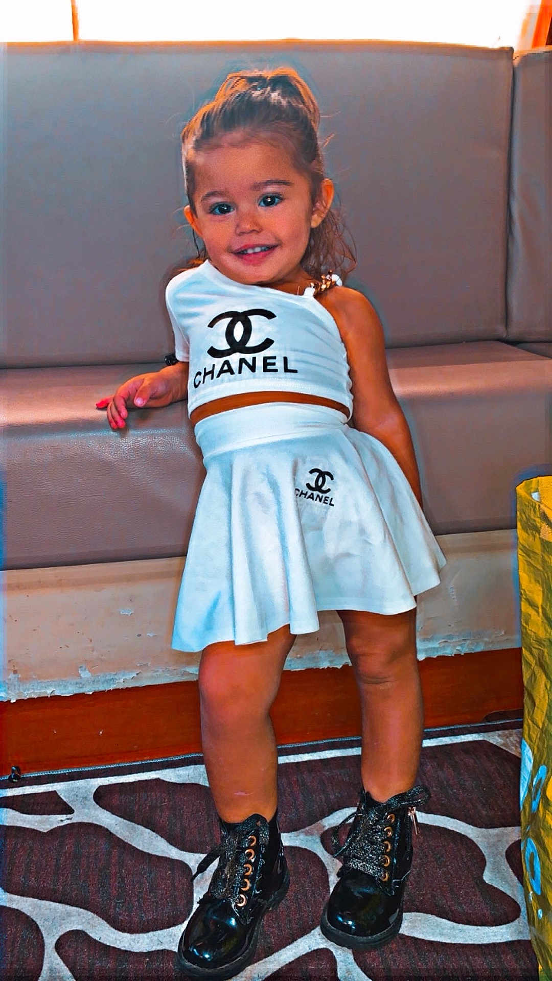 Inaya a rejoint le concours — aidez-le/la à gagner de superbes lots ! child, girl, fashion, chanel, white_clothing, boots, smile, pose, indoor, carpet, bench, floor, happy, young, cute, stylish, person, portrait, footwear, hair_tied