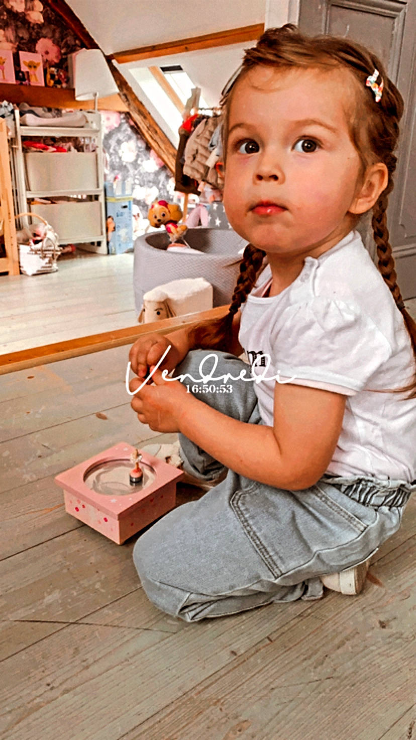 Victoire participe au concours pour gagner de l'argent avec cette photo : baby, baby_toddler_clothing, bag, box, cheek, child, chin, fashion_accessory, flooring, fun, happy, headband, headpiece, jewellery, luggage_and_bags, person, sitting, skin, t_shirt, toddler