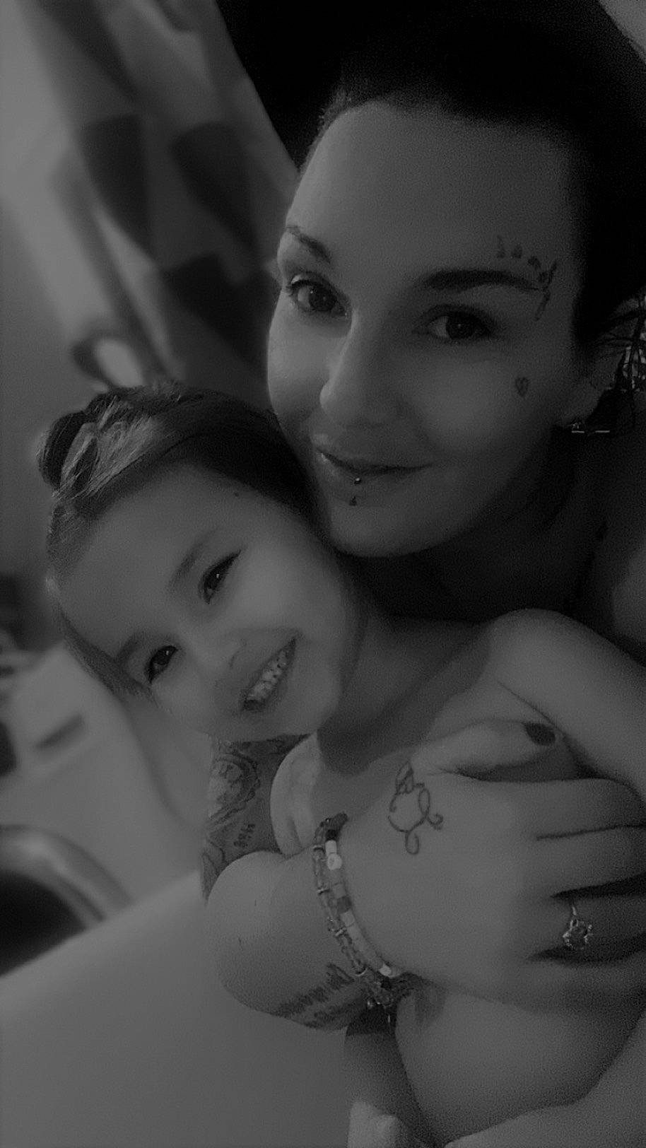 Mylëna participe au concours pour gagner de l'argent avec cette photo : arm, black, black_and_white, eye, eyebrow, eyelash, face, fashion, flash_photography, hair, hand, head, human, joy, lip, neck, nose, organ, person, shoulder