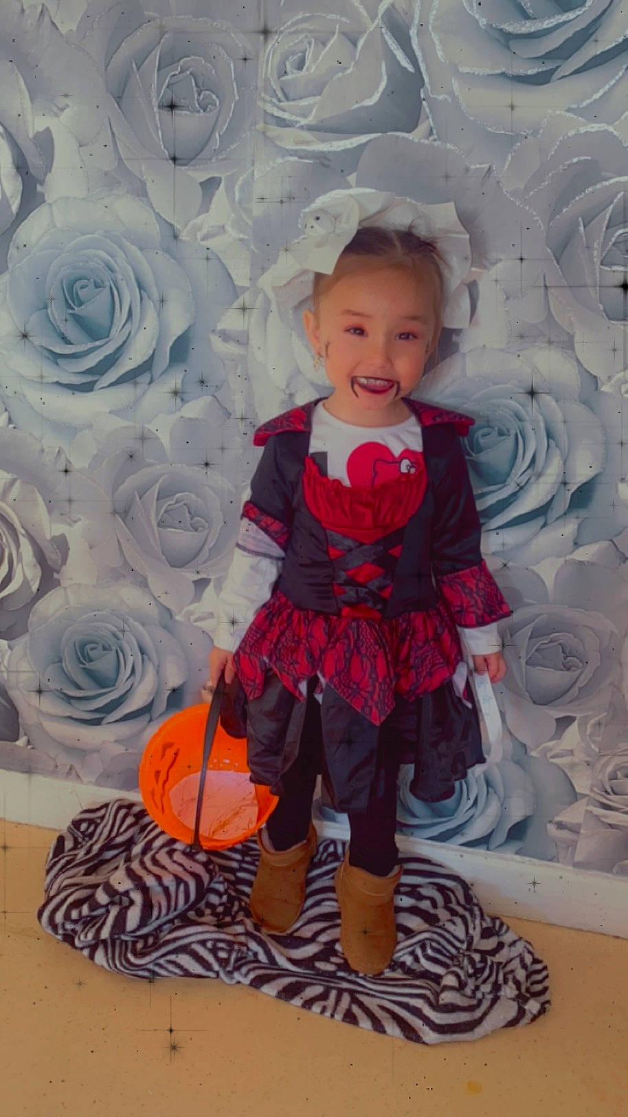 Mylëna participe au concours pour gagner de l'argent avec cette photo : baby, baby_toddler_clothing, child, day_dress, dress, event, formal_wear, happy, linens, magenta, pattern, person, petal, pink, plant, purple, rose, sleeve, smile, textile