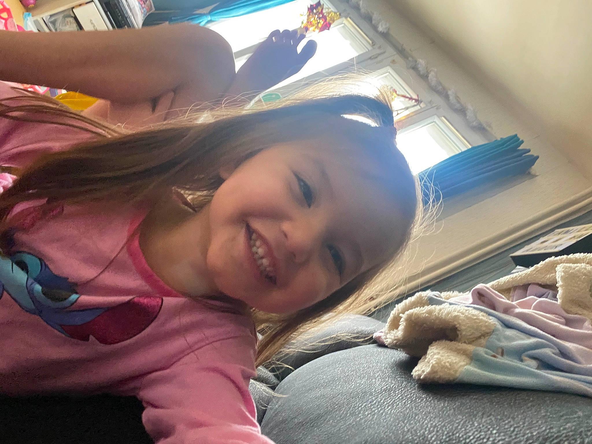 Mylëna a rejoint le concours — aidez-le/la à gagner de superbes lots ! black_hair, comfort, cool, ear, eyebrow, eyelash, eyewear, facial_expression, finger, fun, gesture, happy, iris, joy, leisure, long_hair, mouth, person, shoulder, skin