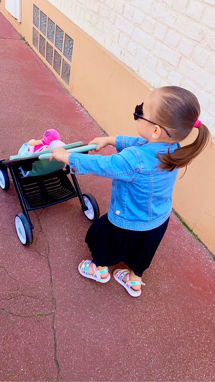 Mylëna a rejoint le concours — aidez-le/la à gagner de superbes lots ! bag, child, electric_blue, floor, flooring, fun, joint, leisure, magenta, person, play, recreation, sandal, shoe, shorts, sitting, sneakers, t_shirt, toddler, vacation