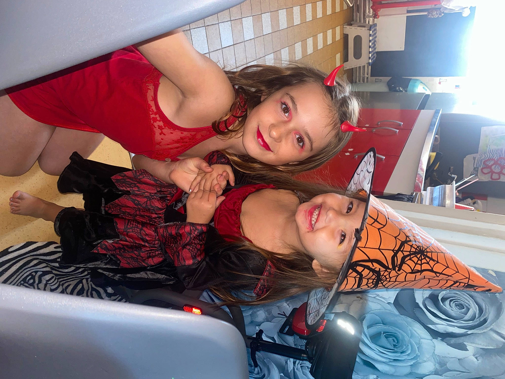 Mylëna a rejoint le concours — aidez-le/la à gagner de superbes lots ! abdomen, art, automotive_design, black_hair, dress, event, fashion, flash_photography, flesh, fun, happy, headwear, human_leg, joy, luxury_vehicle, motor_vehicle, mouth, party, pattern, person