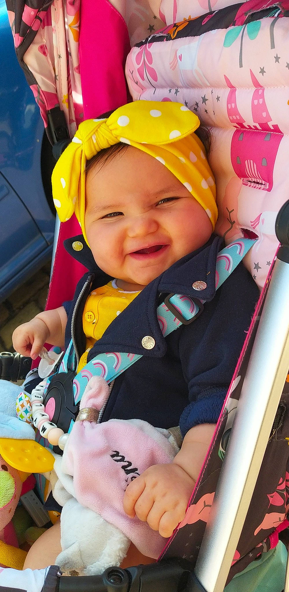 Mylëna participe au concours pour gagner de l'argent avec cette photo : baby, baby_carriage, baby_products, baby_toddler_clothing, cap, cheek, child, face, facial_expression, fun, hand, happy, hat, head, headwear, person, personal_protective_equipment, product, skin, smile