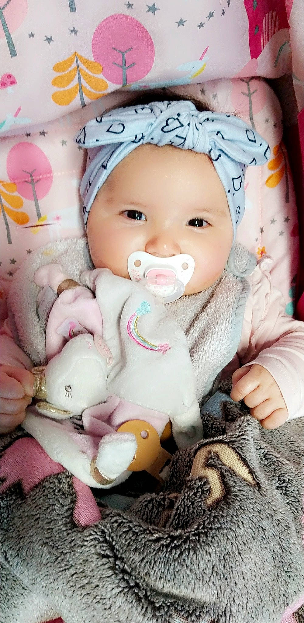 Mylëna a rejoint le concours — aidez-le/la à gagner de superbes lots ! art, baby, baby_products, beanie, cheek, child, doll, finger, fur, gesture, happy, headwear, knit_cap, peach, person, pink, plush, skin, stuffed_toy, toddler