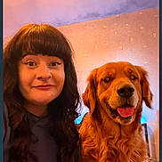 Vasco a rejoint le concours — aidez-le/la à gagner de superbes lots ! woman, person, dog, golden_retriever, pet, selfie, indoor, bedroom, wallpaper, smiling, tongue_out, long_hair, bangs, fluffy_fur, portrait, phone_screenshot, app_ui, smartphone_interface, cozy, happy_dog