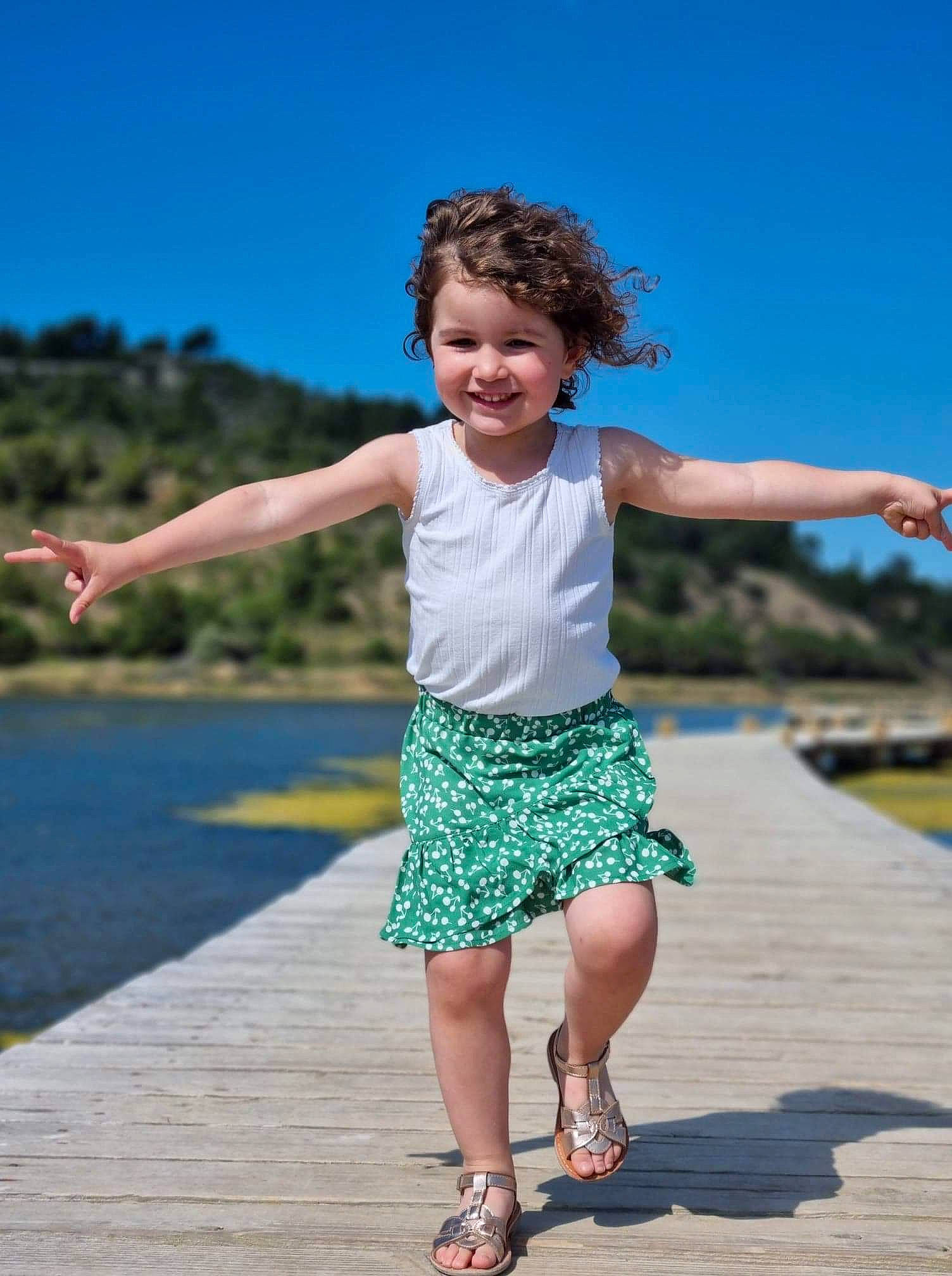 Elyna participe au concours pour gagner de l'argent avec cette photo : barefoot, electric_blue, event, flash_photography, fun, gesture, grass, happy, human_leg, joy, leisure, pattern, people_in_nature, person, recreation, sky, summer, toddler, travel, tree