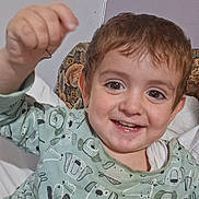 Paolo a rejoint le concours — aidez-le/la à gagner de superbes lots ! child, toddler, smile, happy, face, eyes, hand, green_shirt, cartoon_animals, indoor, cushion, patterned_fabric, hair, person, wall, portrait, cute, playful, clothing, sitting