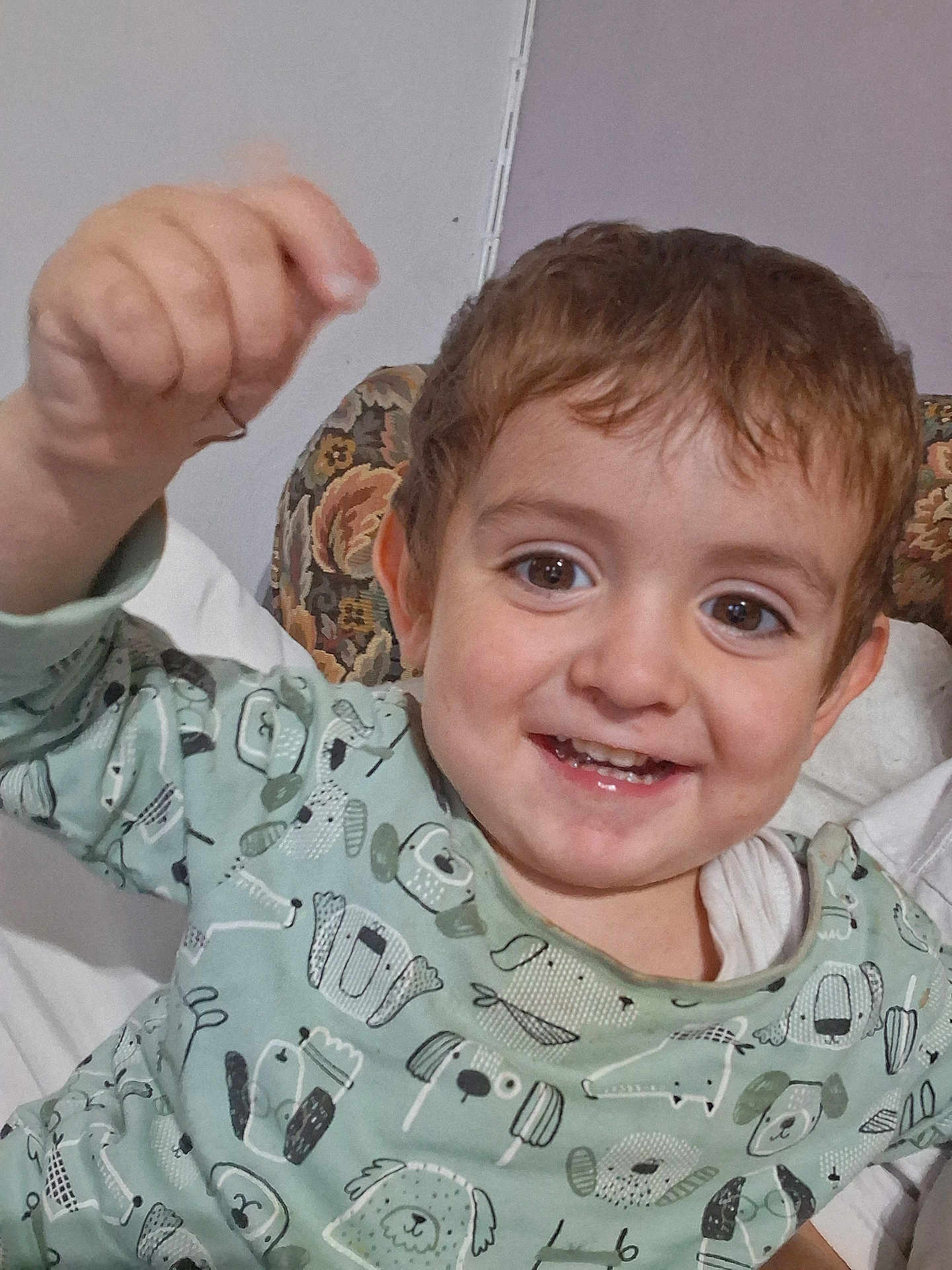 Paolo a rejoint le concours — aidez-le/la à gagner de superbes lots ! child, toddler, smile, happy, face, eyes, hand, green_shirt, cartoon_animals, indoor, cushion, patterned_fabric, hair, person, wall, portrait, cute, playful, clothing, sitting