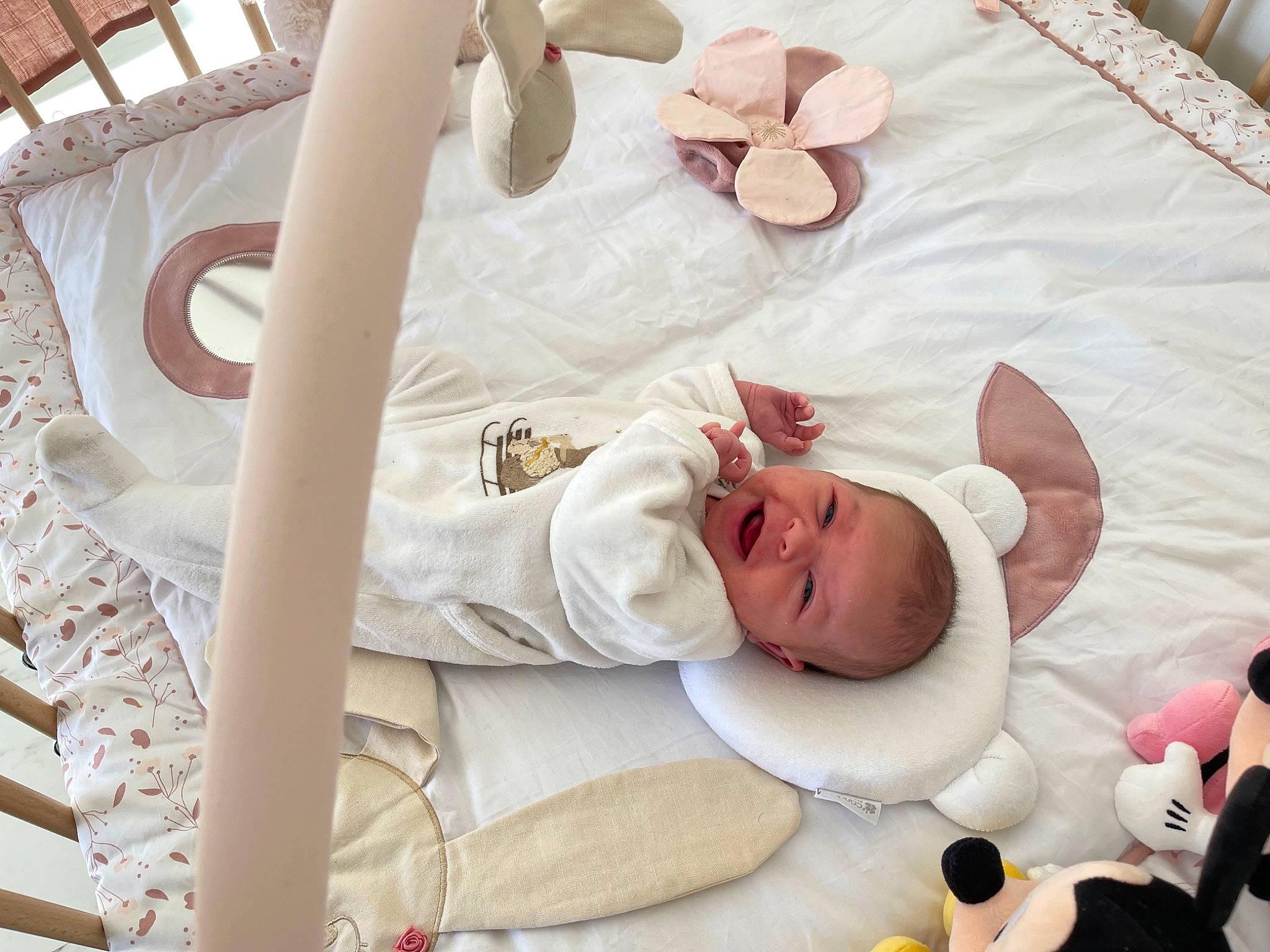 Dina participe au concours pour gagner de l'argent avec cette photo : baby, baby_products, baby_safety, baby_sleeping, baby_toddler_clothing, bed, bed_sheet, bedding, bedtime, ceiling, child, circle, comfort, infant_bed, linens, nap, pattern, person, room, toddler