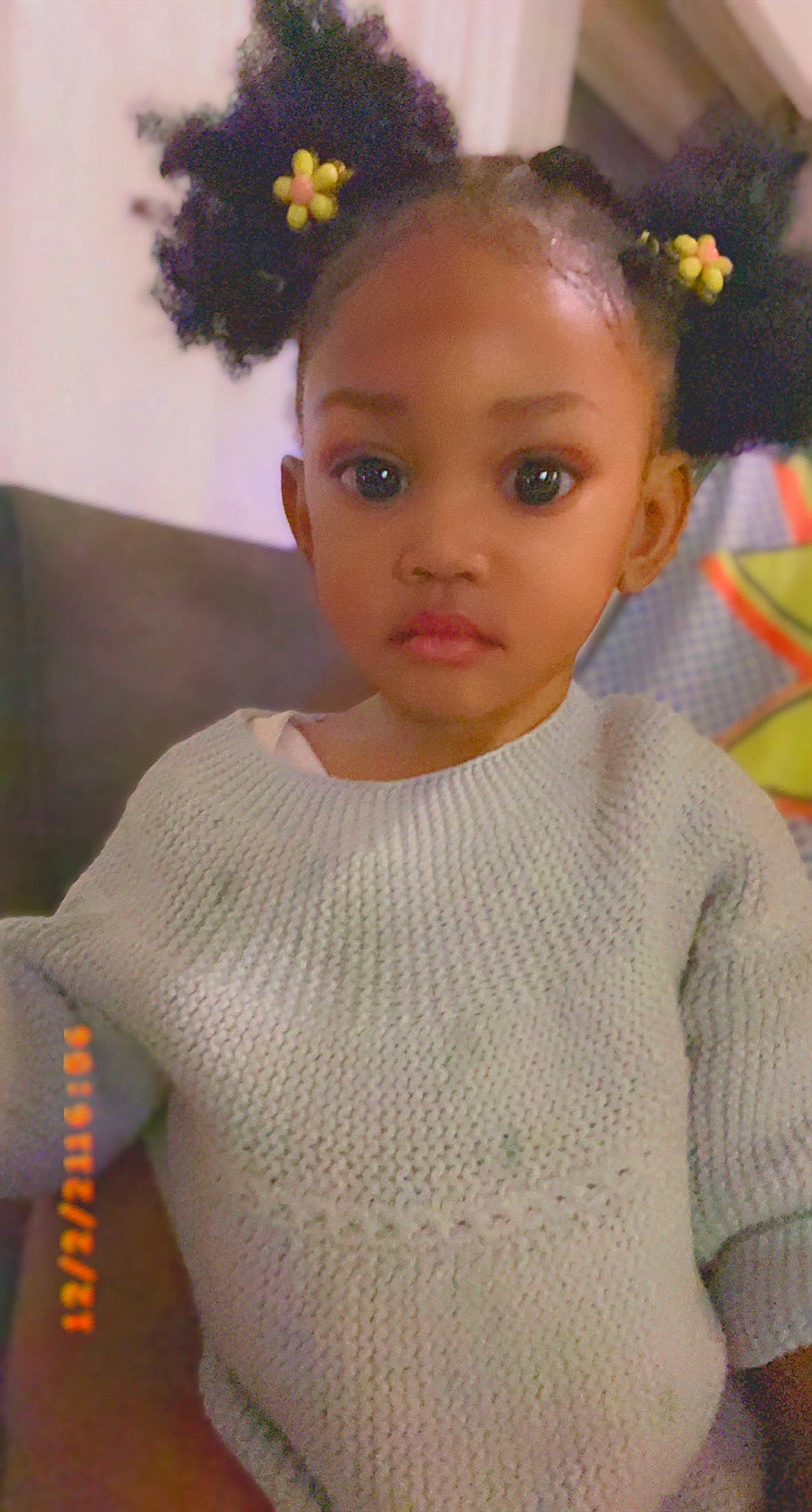 Belange a rejoint le concours — aidez-le/la à gagner de superbes lots ! baby_toddler_clothing, cheek, chin, dress, embellishment, eyelash, forehead, hair, hairstyle, head, headband, headgear, headpiece, iris, lip, neck, organ, person, skin, sleeve