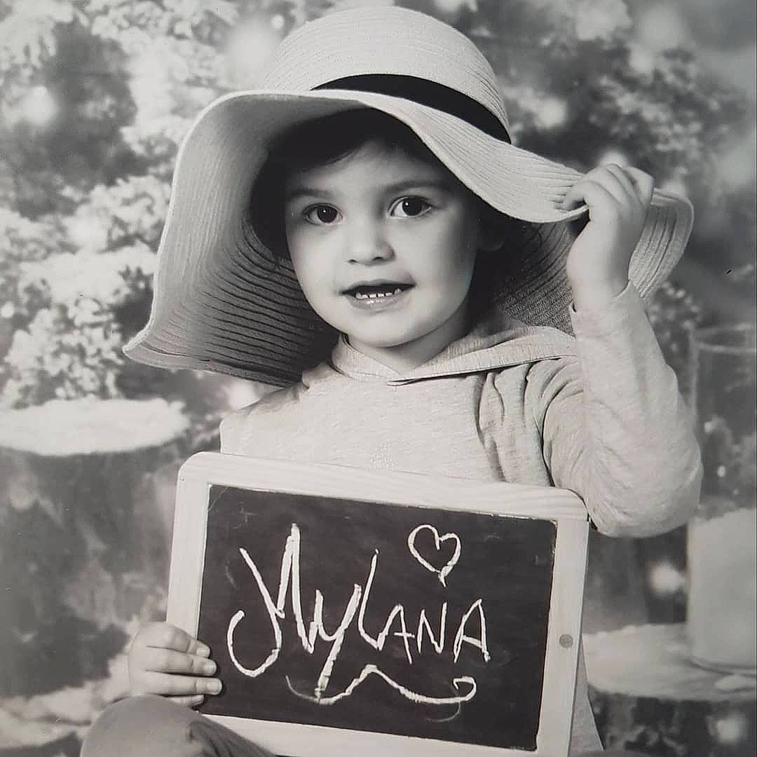 Mylana participe au concours pour gagner de l'argent avec cette photo : black_and_white, child, cool, hat, headgear, headwear, monochrome, monochrome_photography, person, photograph, photography, retro_style, smile, style, t_shirt, vintage_clothing