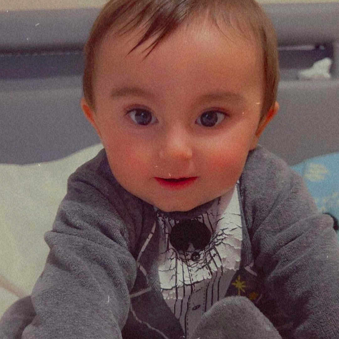 Matheïs participe au concours pour gagner de l'argent avec cette photo : baby, bed, blanket, child, clothing, cozy, cute, eyes, face, hair, happy, head, indoors, infant, person, portrait, skin, sleeves, smile, young