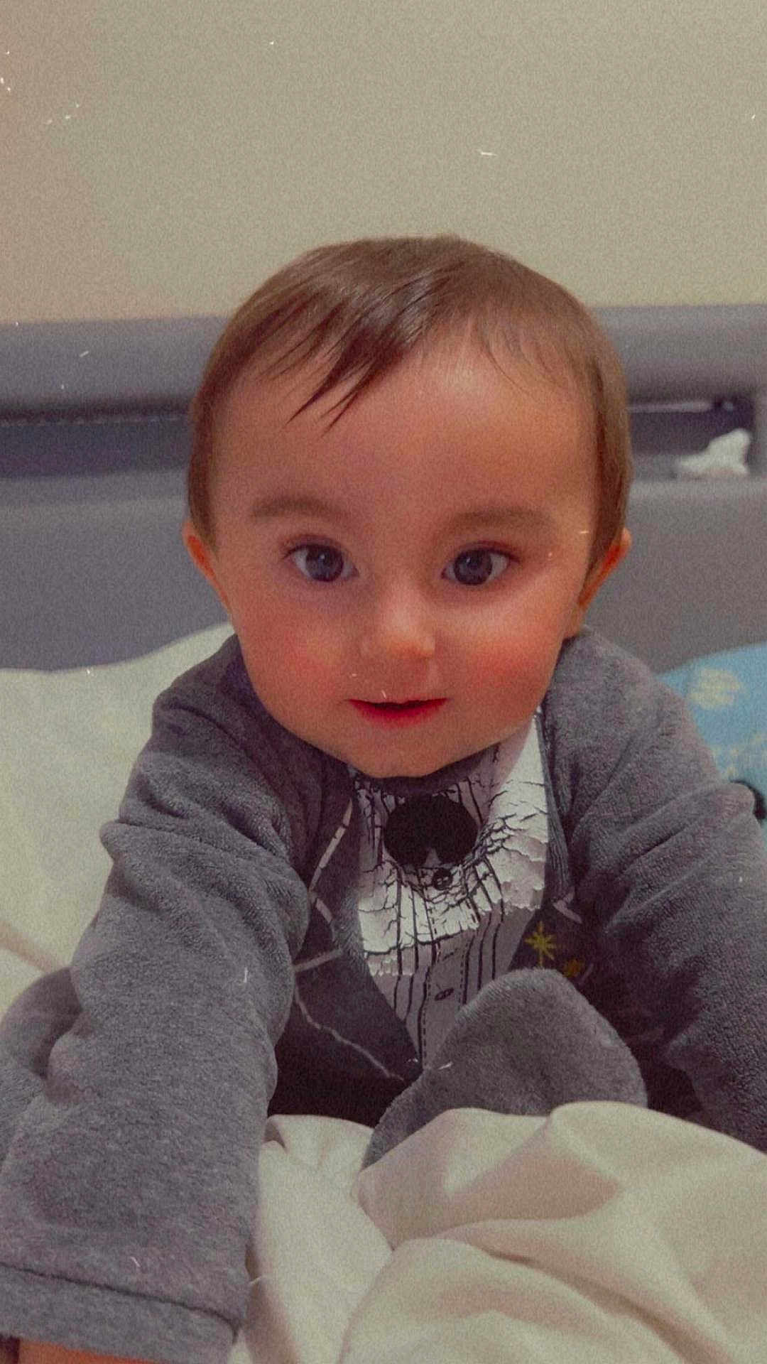 Matheïs participe au concours pour gagner de l'argent avec cette photo : baby, child, infant, face, eyes, smile, clothing, sleeves, bed, blanket, indoors, person, cute, young, portrait, happy, skin, hair, head, cozy