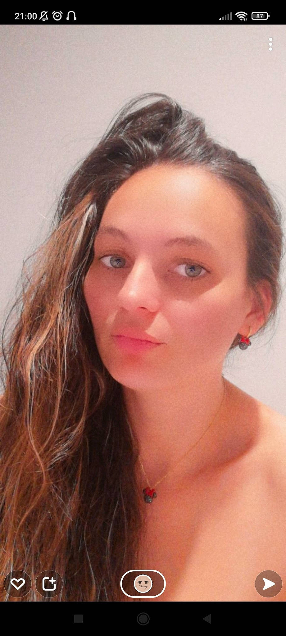 Mia a rejoint le concours — aidez-le/la à gagner de superbes lots ! black_hair, cheek, chin, dress, eye, eyebrow, eyelash, flash_photography, forehead, iris, jaw, layered_hair, lip, lipstick, long_hair, mouth, neck, nose, person, skin