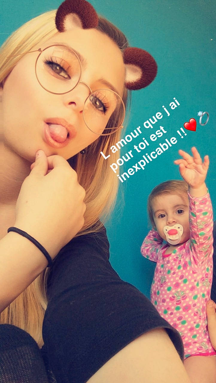 Maeva a rejoint le concours — aidez-le/la à gagner de superbes lots ! black_hair, brown_hair, child, daughter, ear, fun, girl, happiness, mother, person, product, skin, smile, toddler