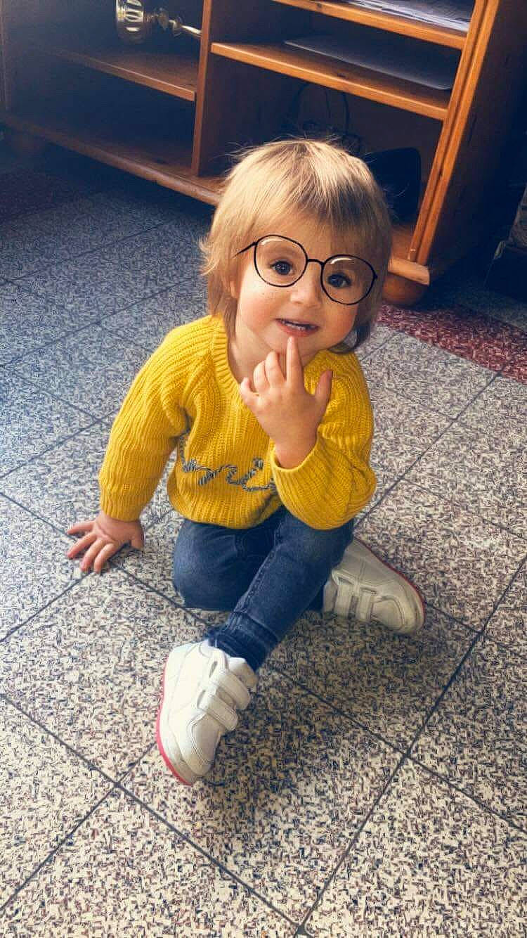 Maeva participe au concours pour gagner de l'argent avec cette photo : child, cool, eye, eyewear, fun, girl, glasses, hair, hairstyle, human_hair_color, leg, person, play, sitting, skin, snapshot, standing, sunglasses, toddler, vision_care
