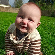 Benoît a rejoint le concours — aidez-le/la à gagner de superbes lots ! baby, child, smile, grass, outdoor, crawling, sweater, striped_clothing, greenery, nature, daylight, happy, person, face, head, cute, young_child, baby_clothes, background, sky